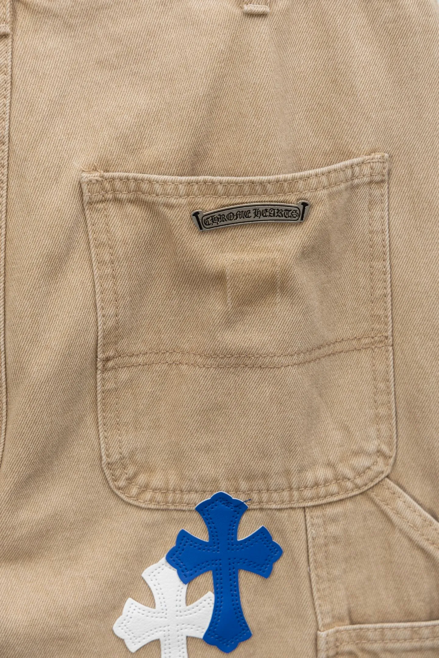 P270 model number/F067 CH Chromehearts limited edition work jeans denim logging pants [About Zangyin] This is an extremely luxurious fashion brand, which can also be called the aristocracy of the high street. It has always been an exclusive brand for some hipsters or the rich second generation. Compared with ordinary high streets, it is more luxurious and noble. Compared with luxury brands, it is more fashionable and individual. It has always been a brand that I have a special liking for. [Top heavy industry fashion design] Consistently high-street luxury style. Speaking of this style, the Zangyin family and GU family are definitely the leading representative brands. Especially the Zangyin family has really achieved a state-of-the-art effect in creating high-street style. The unique washed material is used to create this style. The color system is already quite eye-catching. After it is decorated with patchwork cross flowers, it cleverly highlights the charm of the brand. Secondly, this style uses classic The high-waist cutting design highlights the long legs and fashionable temperament of the upper body. The brand is highly recognizable and the slim fit configuration is more suitable for daily wear. It is a product that interprets personality, fashion, and specifications at a glance. This single product is enough to make any fan excited. It can be a white T-shirt for a youthful college style, or a tight suspender for a royal style. It has strong matching ability and can be easily controlled by men.  [Materials and craftsmanship] Needless to say, this point goes without saying. As an excellent craftsman brand, Zangyin’s requirements for details and craftsmanship are really perfect. The washed color of this model has gone through so many processes, not to mention the embellishment of denim appliques. It is also purely hand-made and sewn. Just like what they believe in, only hand-made things have soul and have the meaning of wear. A top-notch heavy-duty fashionable denim item, I look forward to your perfect interpretation! !  Color: Khaki Fit: Loose